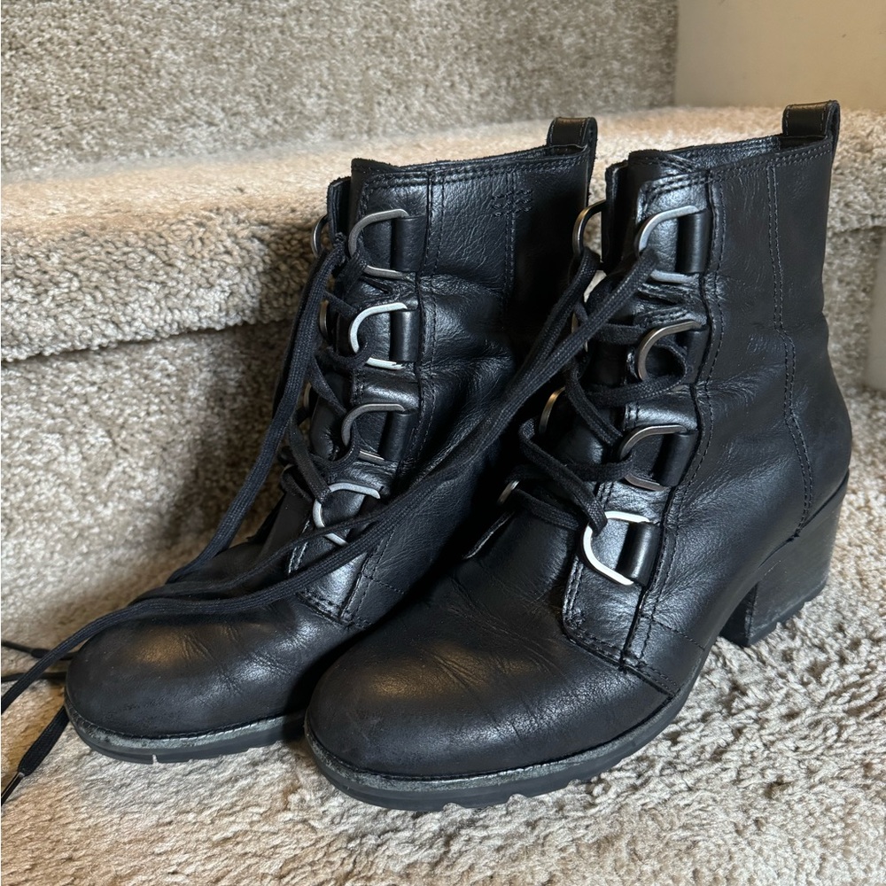 Sorel Boots size 9, used items, not new. May include signs of wear.